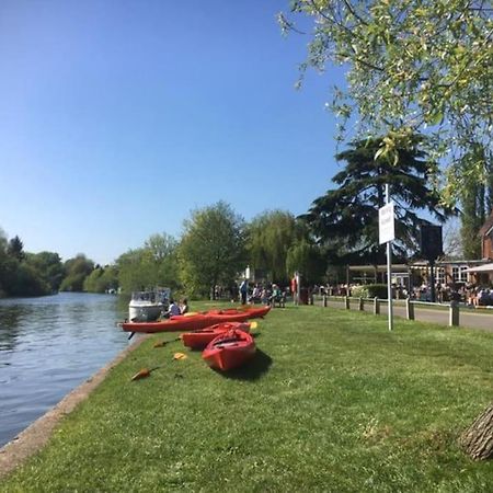 River Cabin Retreat Shepperton Esterno foto