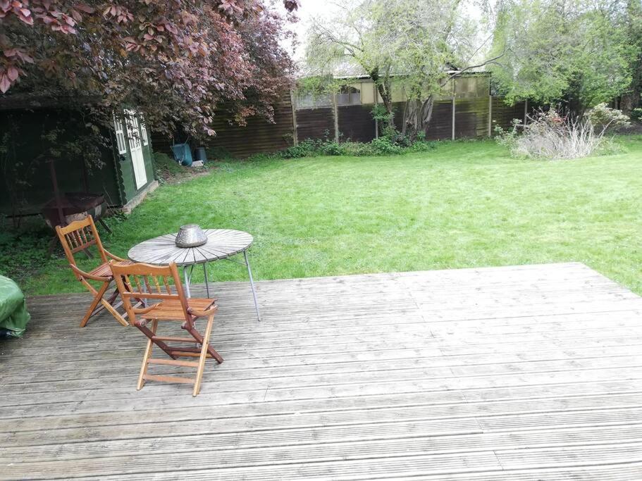 River Cabin Retreat Shepperton Esterno foto