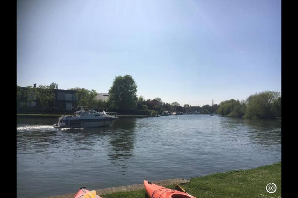 River Cabin Retreat Shepperton Esterno foto