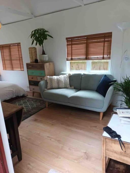 River Cabin Retreat Shepperton Esterno foto